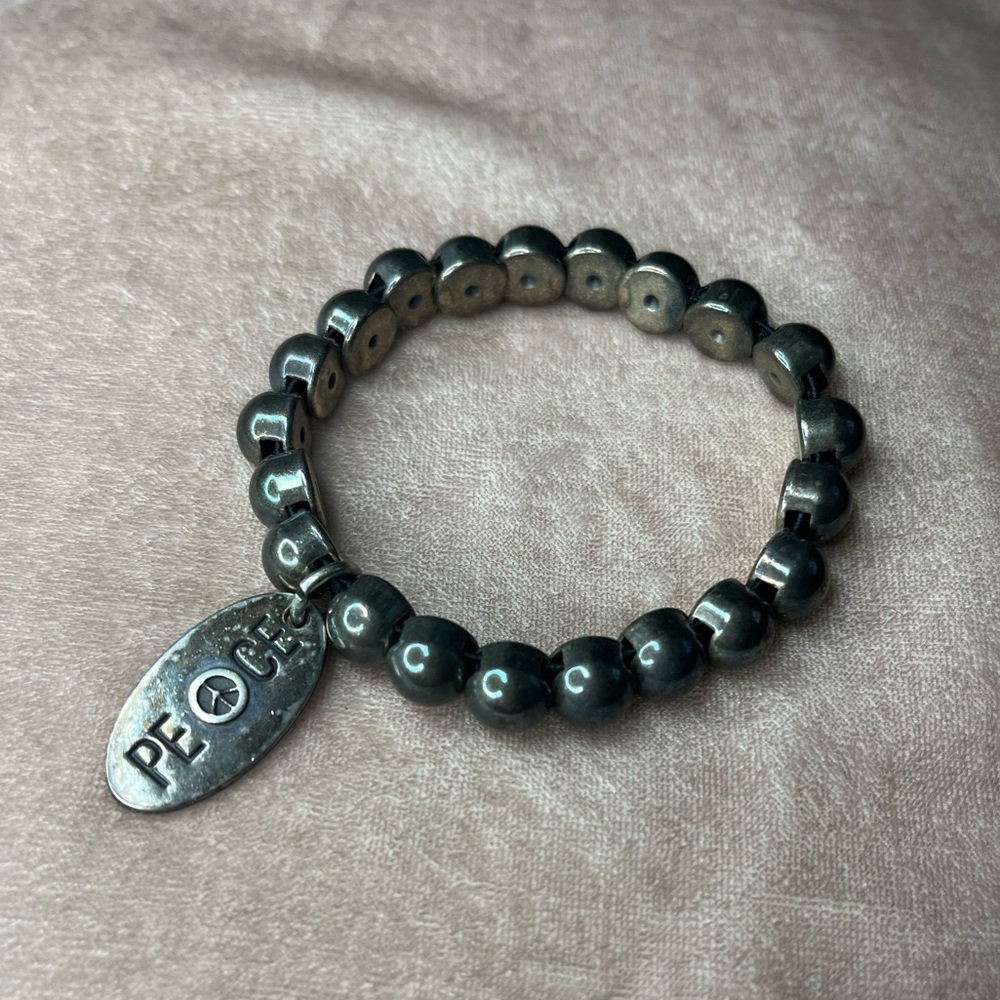 ✨SALE✨ Silver beaded peace charm bracelet